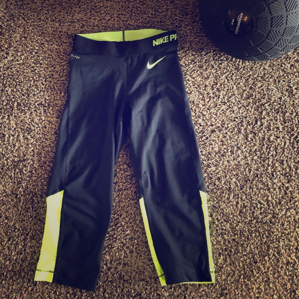Nike Pro Capri w Mesh Detailing